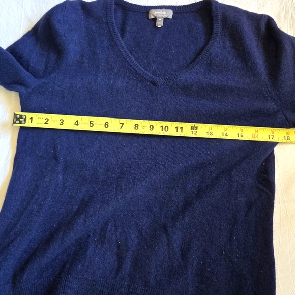 Neiman Marcus Womens Deep Blue V-Neck 100% Cashmere Sweater Size Medium - Picture 11 of 11